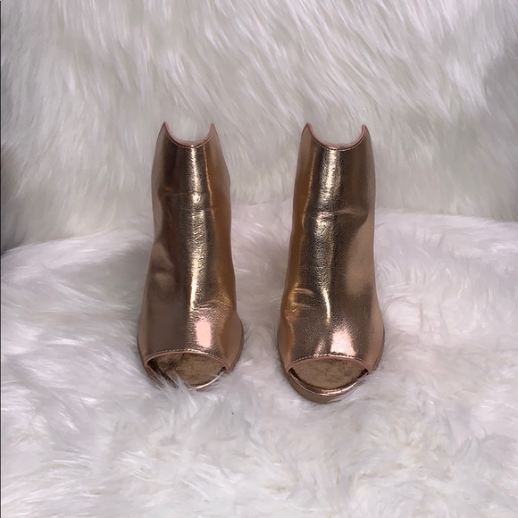 Gold heels - Picture 2 of 2